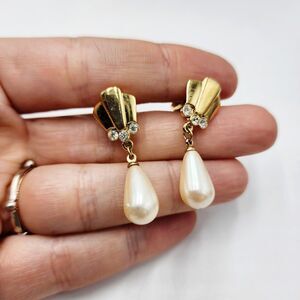 Vintage 1960'S Crown Trifari Goldtone Faux Pearl Rhinestone Dangle Clip Earrings